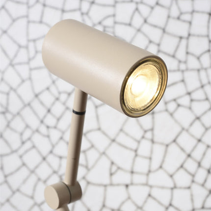 Gros plan sur la tête cylindrique sable de la lampe Montreux avec ampoule GU10 allumée