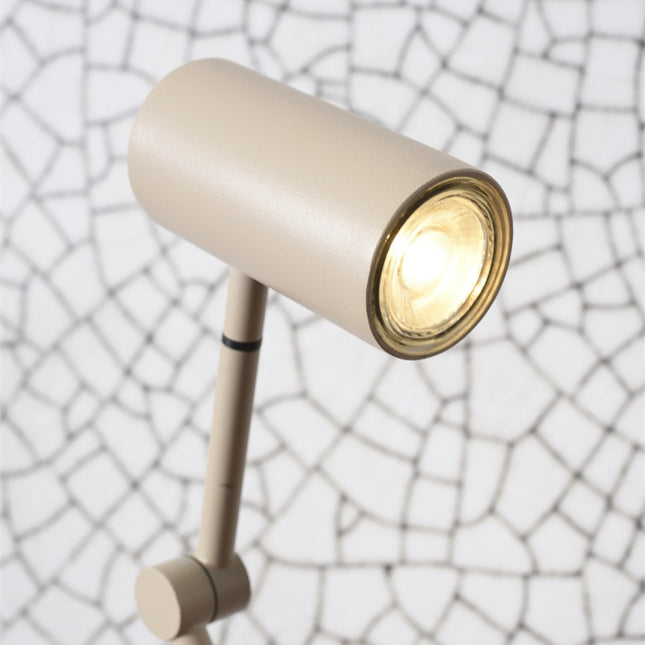Gros plan sur la tête cylindrique sable de la lampe Montreux avec ampoule GU10 allumée