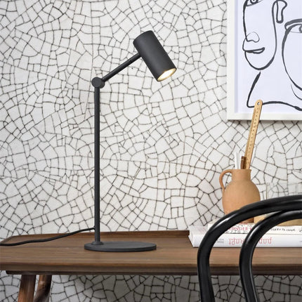 Lampe à poser Montreux fer noir mat vue générale sur console en bois