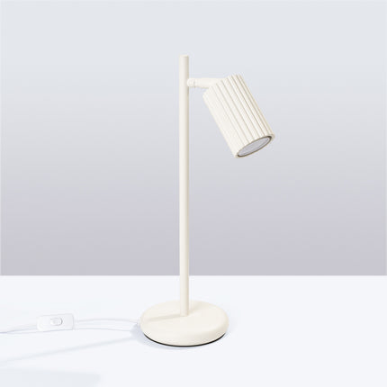 Lampe à poser Oslo beige en aluminium nervuré, tête orientable GU10, sur fond neutre