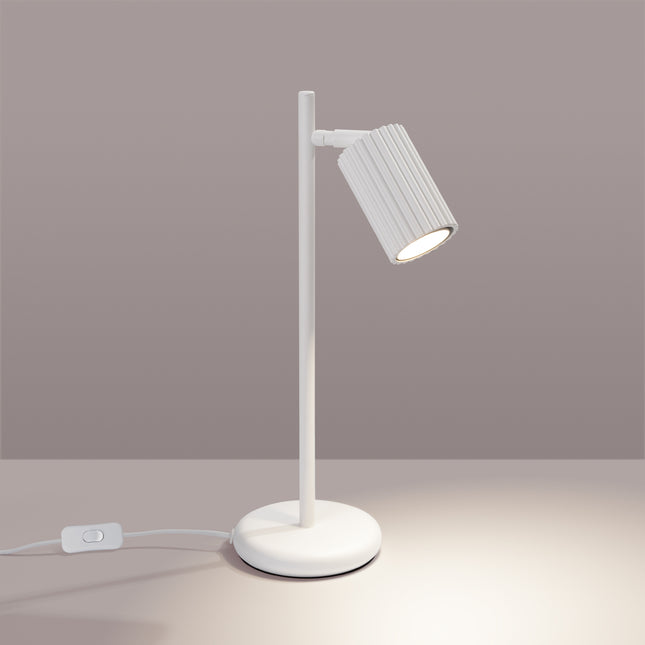 Lampe à poser Oslo blanc, silhouette fine et base ronde, ambiance intérieure douce