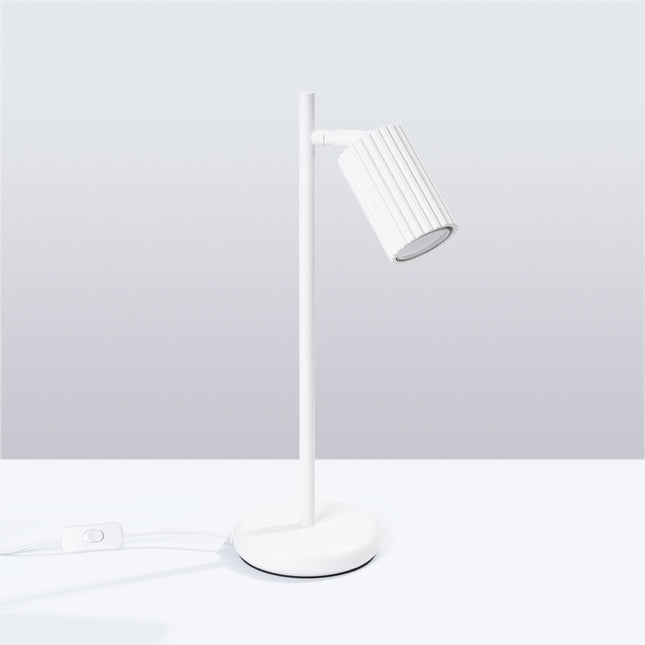 Lampe à poser Oslo blanc en aluminium nervuré, tête orientable GU10, sur fond neutre