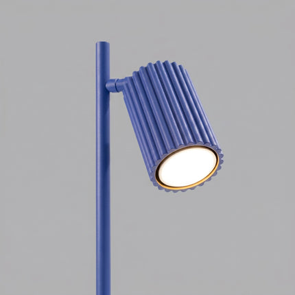 Lampe à poser Oslo bleu outremer sur fond coloré, vue de trois quarts