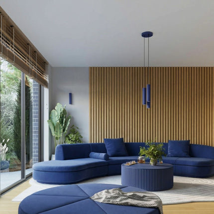 Lampe à poser Oslo bleu outremer dans une pièce à vivre