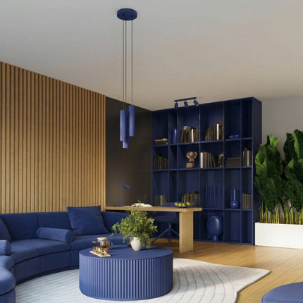 Lampe à poser Oslo bleu outremer au-dessus d'un plan de travail