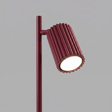Lampe à poser Oslo bordeaux sur fond coloré, vue de trois quarts
