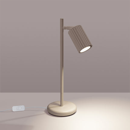 Lampe à Poser Oslo en Aluminium Cannelé Taupe, lumière allumée