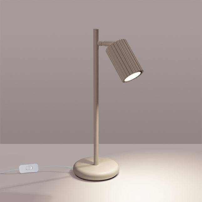Lampe à Poser Oslo en Aluminium Cannelé Taupe, lumière allumée