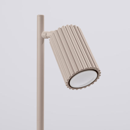 Lampe à Poser Oslo en Aluminium Cannelé Taupe, vue sur fond coloré