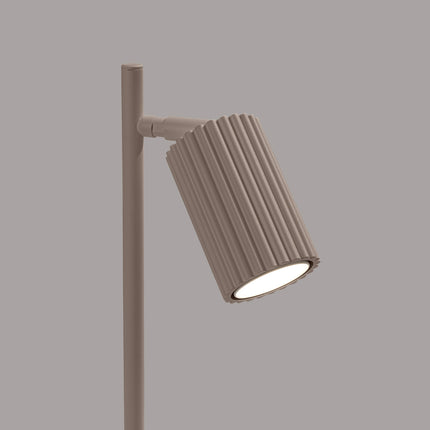 Lampe à Poser Oslo en Aluminium Cannelé Taupe, packshot de trois quarts