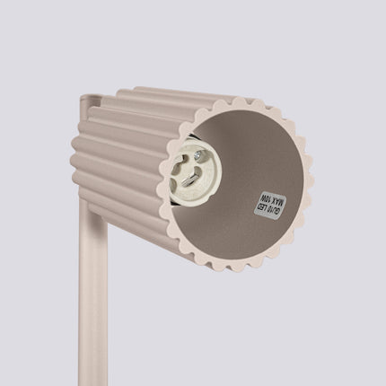 Lampe à Poser Oslo en Aluminium Cannelé Taupe, détail de la finition