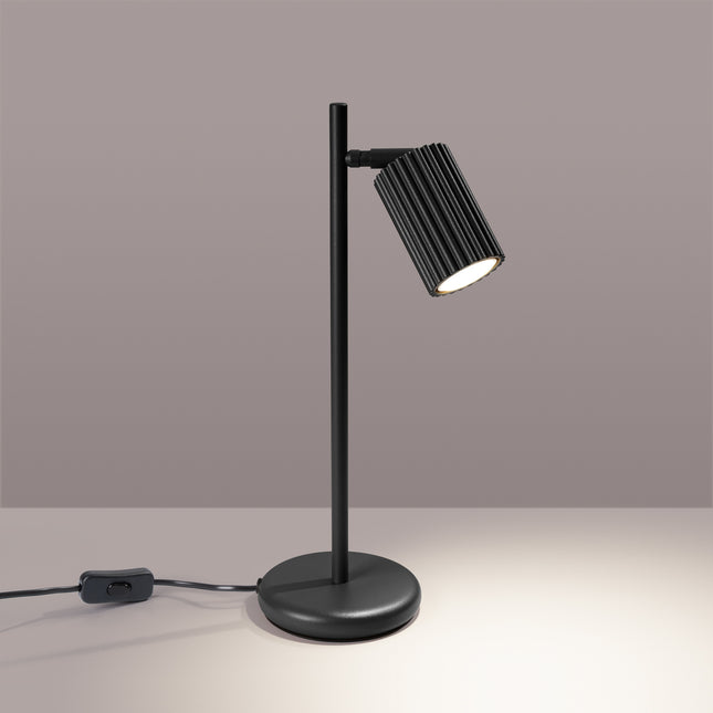 Lampe à poser Oslo noir, silhouette fine et base ronde, ambiance intérieure