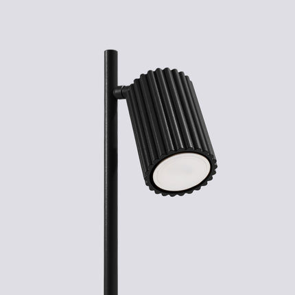 Tête orientable de la lampe Oslo noir inclinée, texture nervurée en aluminium