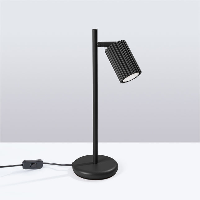 Lampe à poser Oslo noir mat en aluminium nervuré, tête orientable GU10, sur fond neutre