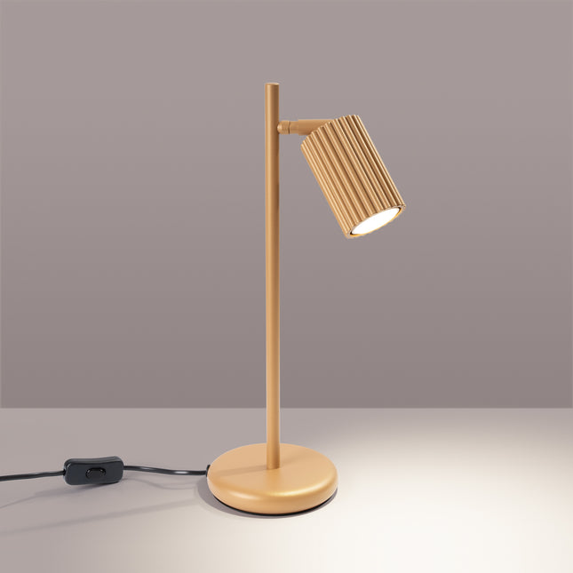 Lampe à poser Oslo or, silhouette fine et base ronde, ambiance intérieure