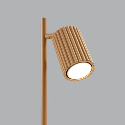 Détail de la lampe Oslo or allumée, lumière chaude diffusée par la tête orientable