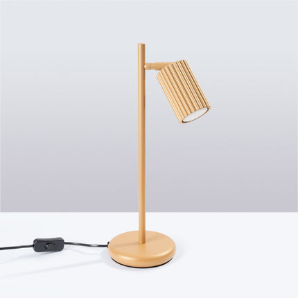 Lampe à poser Oslo dorée en aluminium nervuré, tête orientable GU10, sur fond neutre