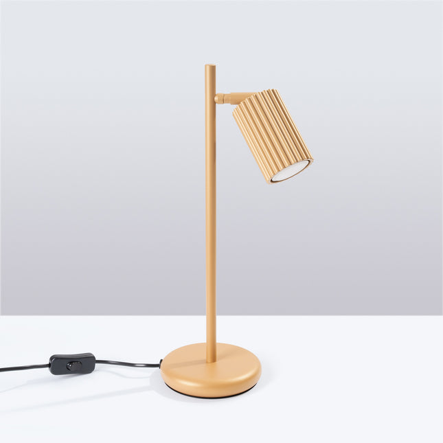 Lampe à poser Oslo dorée en aluminium nervuré, tête orientable GU10, sur fond neutre