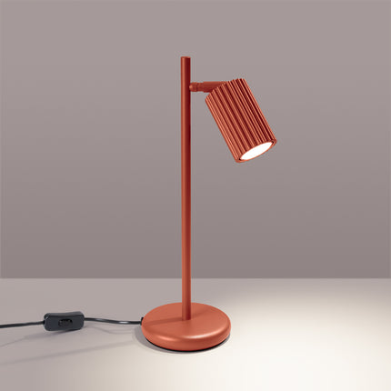 Lampe à poser Oslo rouge ocre, silhouette fine et base ronde, ambiance intérieure