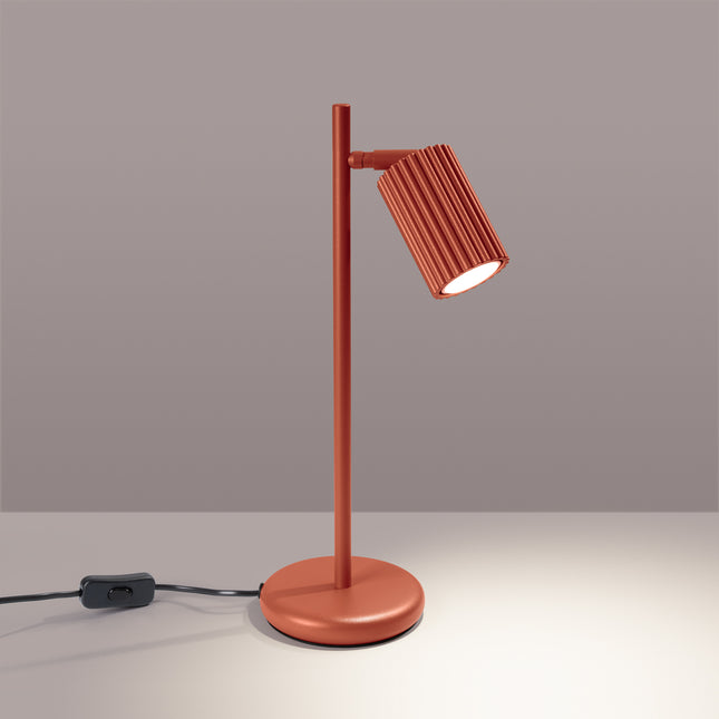 Lampe à poser Oslo rouge ocre, silhouette fine et base ronde, ambiance intérieure