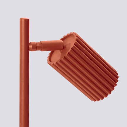 Articulation orientable entre la tige et la tête de la lampe Oslo rouge ocre