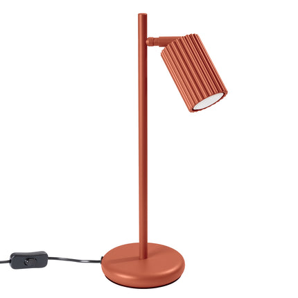 Gros plan sur la tête nervurée orientable de la lampe Oslo rouge ocre en aluminium
