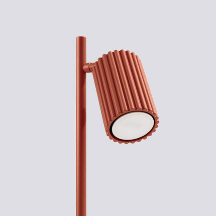 Tête orientable de la lampe Oslo rouge ocre inclinée, texture nervurée en aluminium