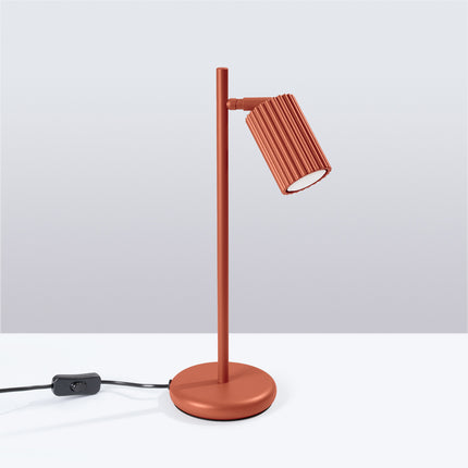 Lampe à poser Oslo rouge ocre en aluminium nervuré, tête orientable GU10, sur fond neutre