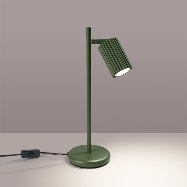 Lampe à poser Oslo vert, silhouette fine et base ronde, ambiance intérieure