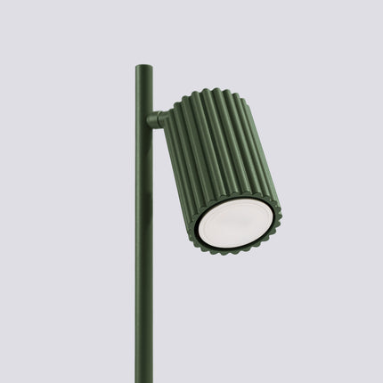 Tête orientable de la lampe Oslo vert inclinée, texture nervurée en aluminium