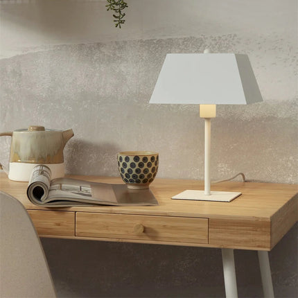 Lampe à poser Perth carrée en fer blanc posée sur un bureau en bois, ambiance japandi lumineuse