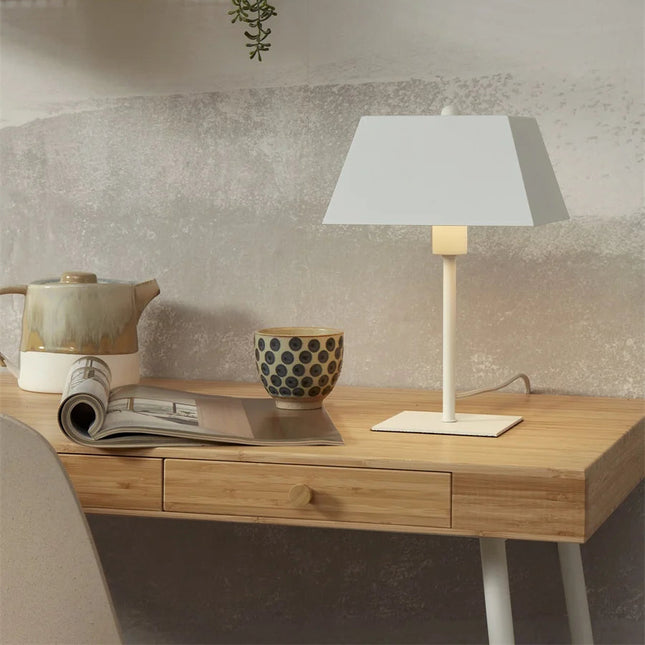 Lampe à poser Perth carrée en fer blanc posée sur un bureau en bois, ambiance japandi lumineuse