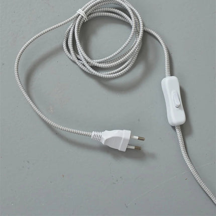 Câble textile tressé gris et blanc avec interrupteur intégré et fiche secteur de la lampe Perth
