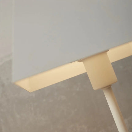 Détail de la douille et de la tige en fer blanc de la lampe à poser Perth