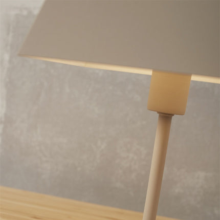 Détail de la jonction entre l'abat-jour et la tige en fer sable de la lampe Perth