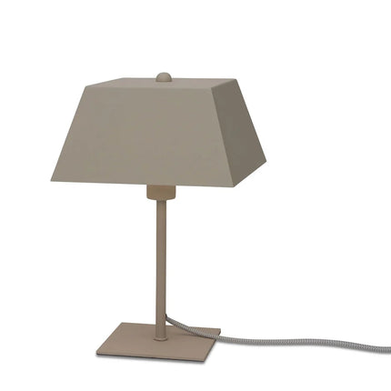 Packshot de la lampe à poser Perth en fer sable, abat-jour carré et base stable, fond blanc