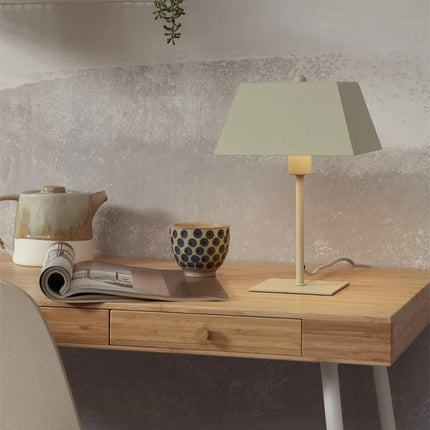 Lampe à poser Perth en fer vert doux posée sur un bureau bois, ambiance japandi lumineuse