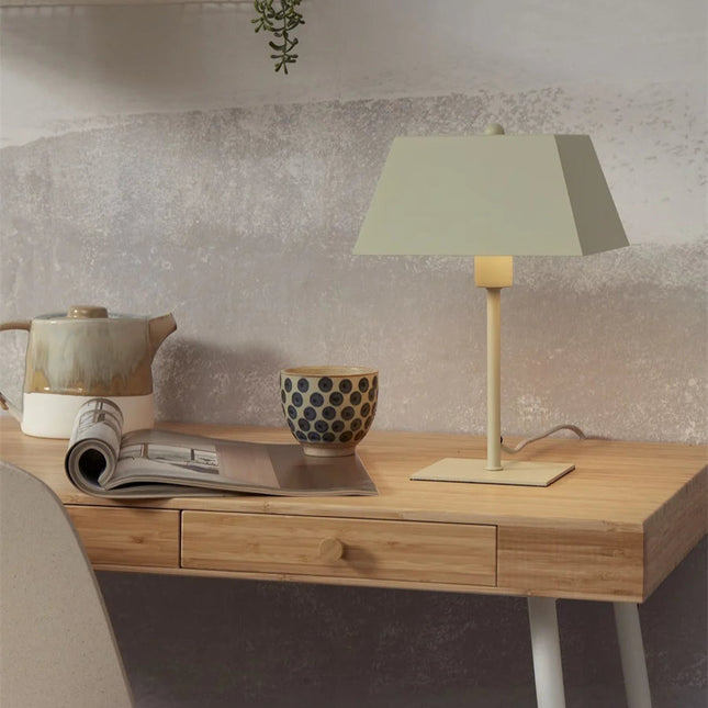 Lampe à poser Perth en fer vert doux posée sur un bureau bois, ambiance japandi lumineuse