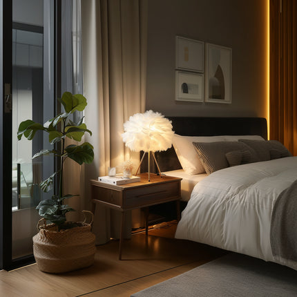 Lampe plume nordique posée sur une table de chevet en bois, halo lumineux chaud dans une chambre