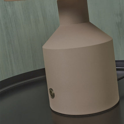 Détail de la base cylindrique et de l'interrupteur intégré de la lampe Porto