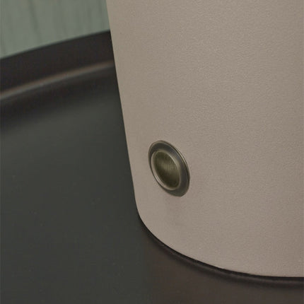 Zoom sur le bouton laiton de l'interrupteur manuel de la lampe Porto sable