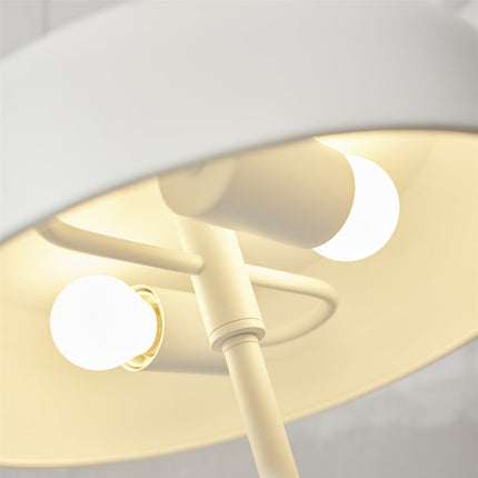 Gros plan sur les deux douilles E27 de la lampe Porto sous l'abat-jour en fer blanc