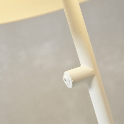 Gros plan sur l'interrupteur intégré à la tige en fer blanc de la lampe Porto