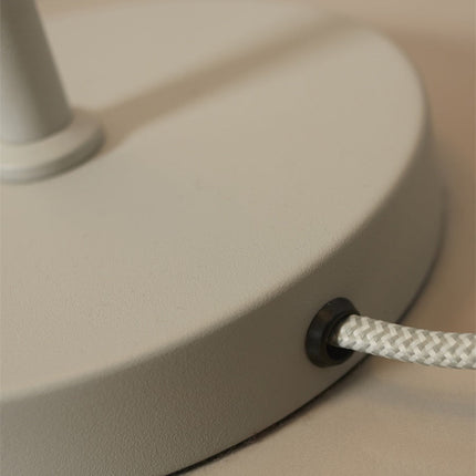 Base ronde de la lampe Porto gris clair avec passage du cable textile