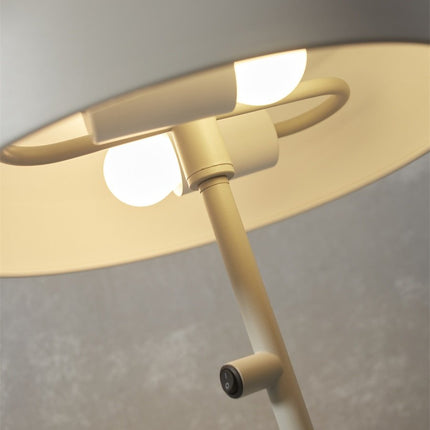 Detail sous l'abat-jour de la lampe Porto gris clair avec douille E27 allumee