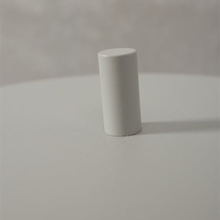 Embout cylindrique en fer gris clair au sommet de l'abat-jour de la lampe Porto