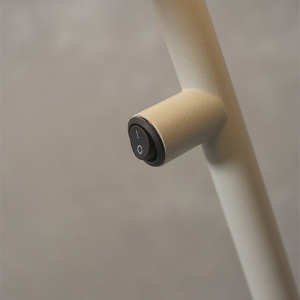 Gros plan sur l'interrupteur intégré à la tige de la lampe Porto gris clair