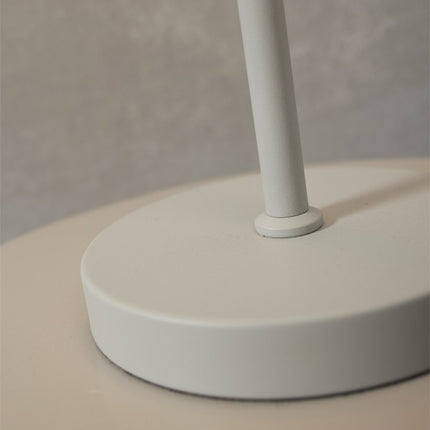 Detail de la tige fine et de la base de la lampe a poser Porto gris clair