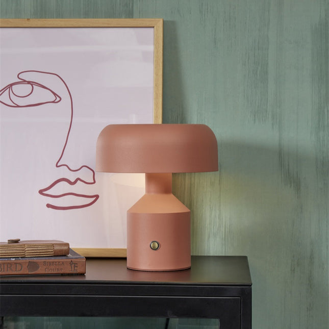 Lampe champignon Porto terre cuite posée sur une console noire dans une entrée
