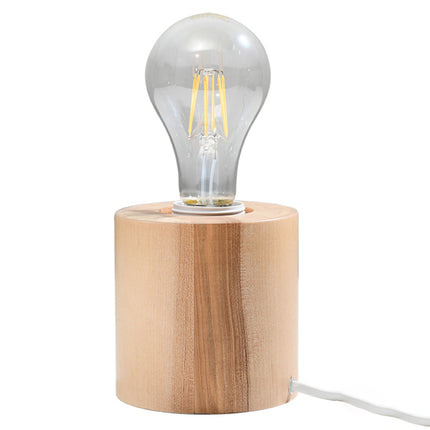 Détail de la lampe à poser en bois naturel, socle veiné, douille E27 et ampoule filament apparente.